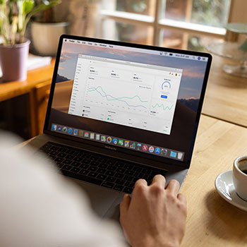 JiuyouAPP下载-广东男篮再夺CBA总冠军，胡明轩荣膺FMVP，广东男篮队胡明轩