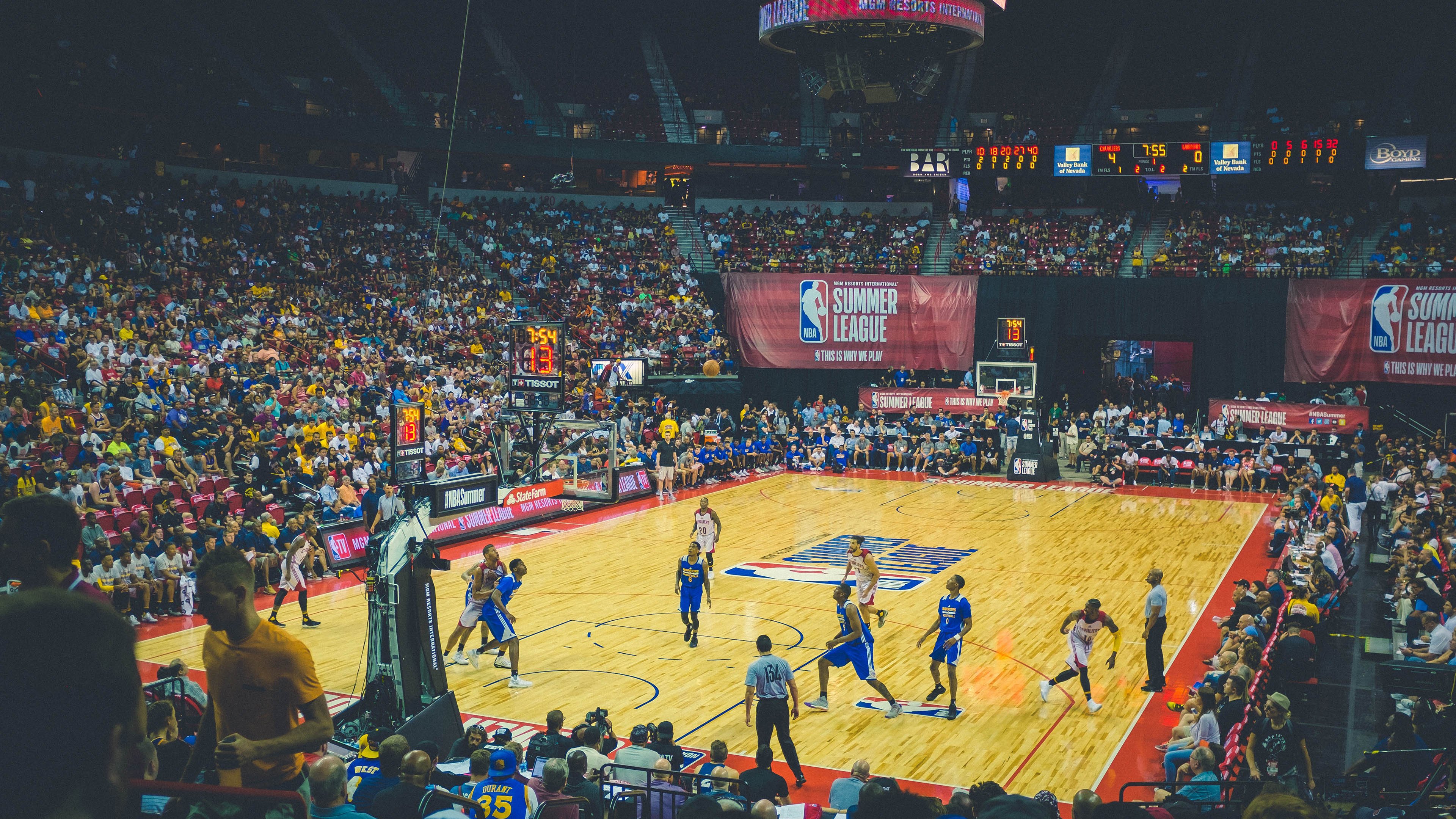 九游esports-公牛老将接受VR访谈，球迷置身虚拟更衣室，公牛选手